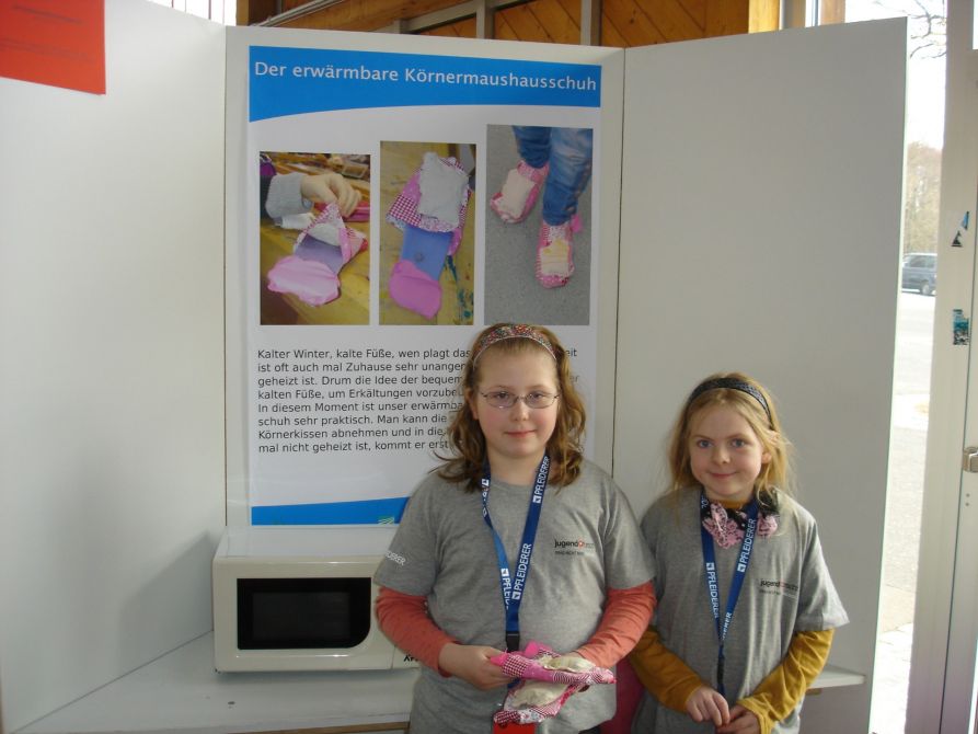 Caroline-Jacqueline Krutzki und Sina-Marie Dorner erhielten nicht nur den zweiten Platz im Fachgebiet Technik, sondern bekamen auch den Sonderpreis „Bester Entertainer“ für die engagierteste Projekterklärung.