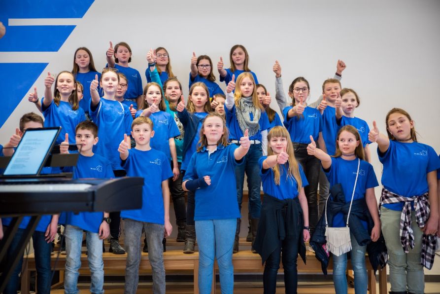 Die Chorklasse 5 begrüßte die zukünftigen Fünftklässler mit einem fetzigen und coolen Lied.