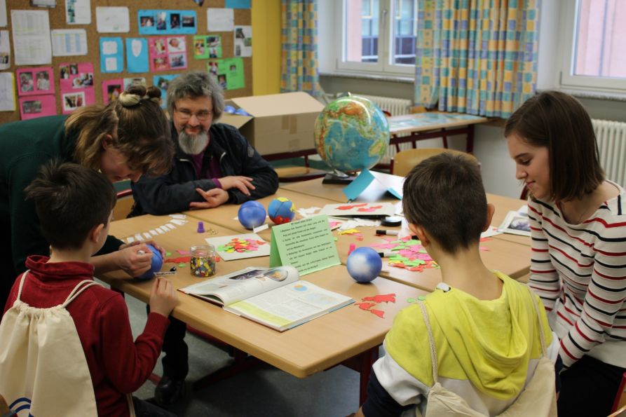 In der Geographie bekam man einen Überblick über die gesamte Welt und durfte sich seine Weltkugel selbst zurechtlegen.