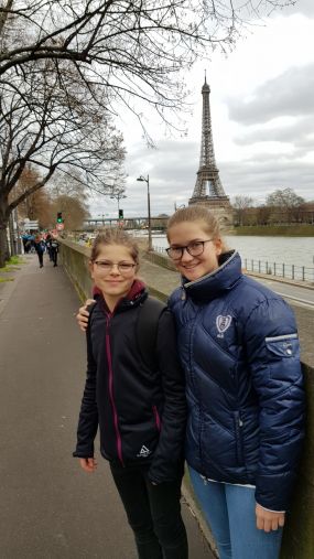 Vor dem Eiffelturm