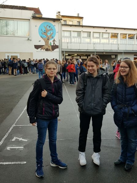 Im Schulhof des Collège