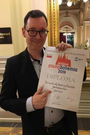 Der Chorleiter mit dem Gold-Diplom