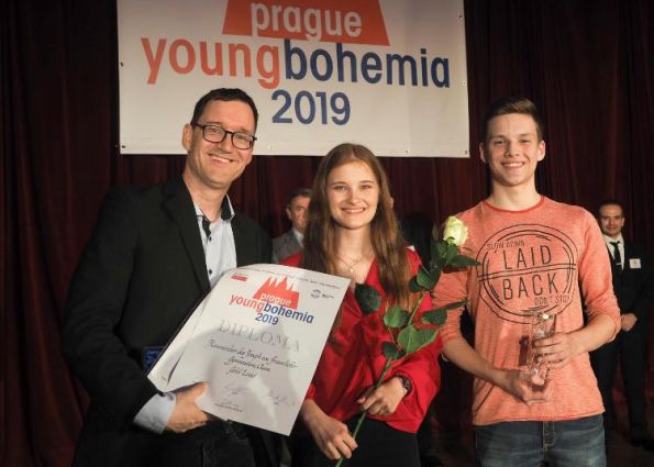 Andreas Ernst und zwei Vertreter des Chores nehmen den Preis entgegen