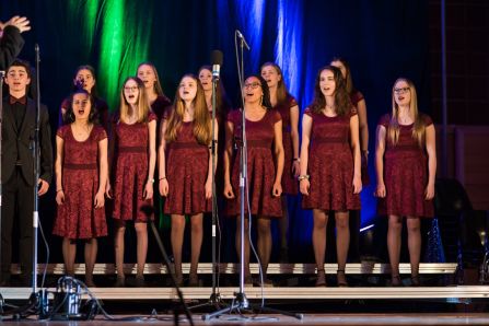 Der Kammerchor war bildhübsch anzusehen, hatten sie sich doch für den Wettbewerb in Prag extra in Schale geschmissen.