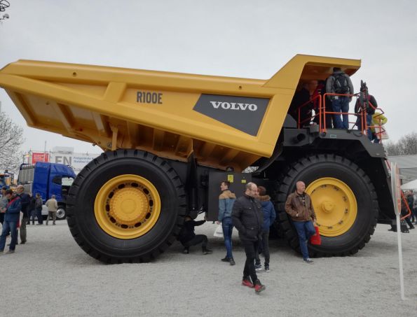 Große Baufahrzeuge konnte man nicht nur bestaunen ...