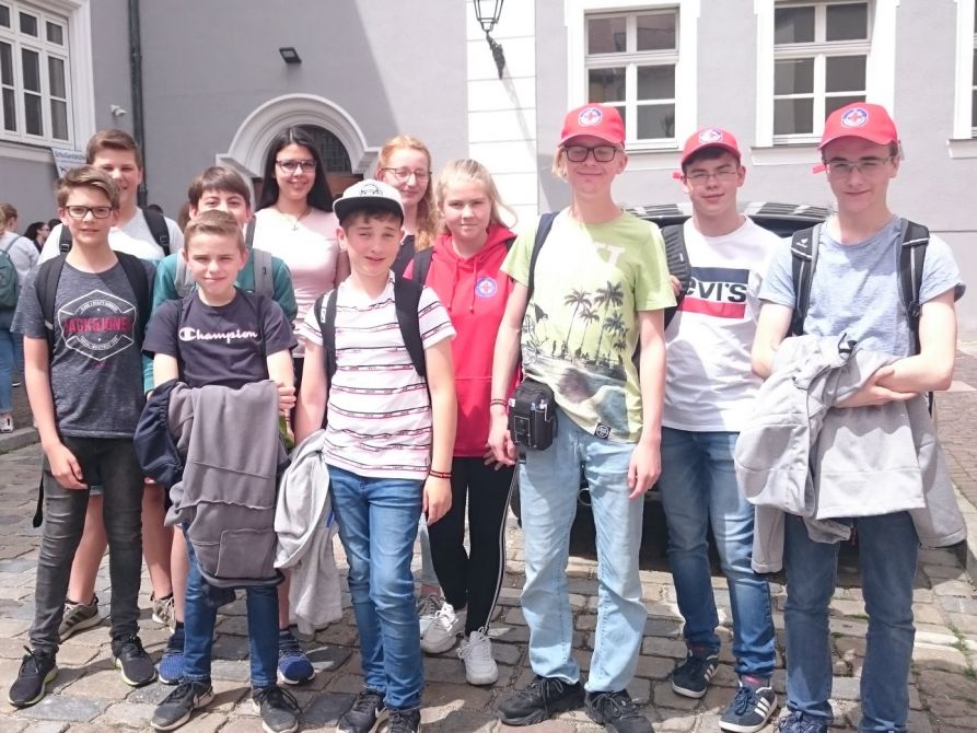 Die Fraunhofer-Schülerlotsen vorm Dr.-Johanna-Decker-Gymnasium