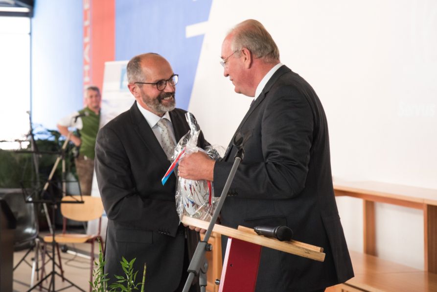 Landrat Franz Löffler überreichte Dr. Hubert Balk einen Grodl