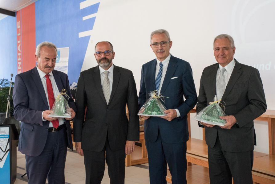 Dr. Hubert Balk zusammen mit seinen "Chefs" (von rechts): Klaus Drauschke und Rudolph Reinhardt, unter denen er Stellvertreter war, und seinem aktuellen Chef MB Franz X. Huber.