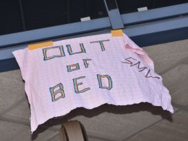 Mit dem Schlafanzug in die Schule