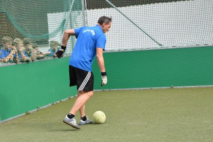 Wenn der zukünftige Direktor beim Soccerturnier spielt, dann gibt es rund um den neuen Soccercourt dichtes Gedränge.