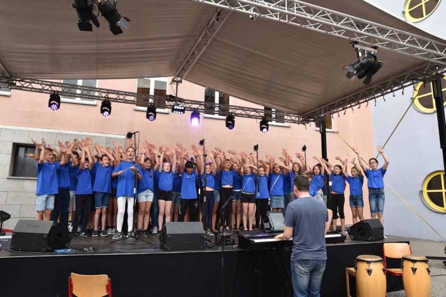 Die Chorklassen 5-7 freuten sich bei ihrem Auftritt auf der großen Bühne schon auf die Ferien!