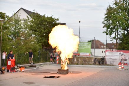 Eindrucksvoll war die Explosion einer Spraydose bei der Feuerwehr, die mit Drehleiter, Einsatzfahrzeugen und vielem mehr vor Ort war.