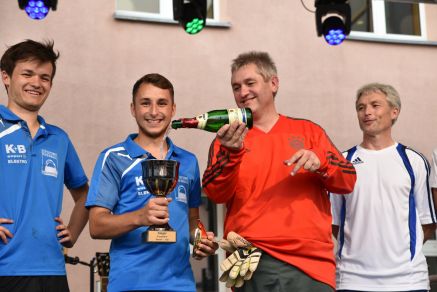 Die Sieger des Fraunhofer Soccer-Cup, bestehend aus Hausmeister, Lehrern und FSJlern ließen sich gebührend feiern.