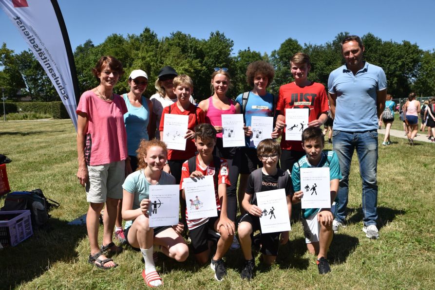 Die Jahrgangsbesten des Sportfestes erhielten Powerriegel für die gesamte Klasse und natürlich eine Urkunde.