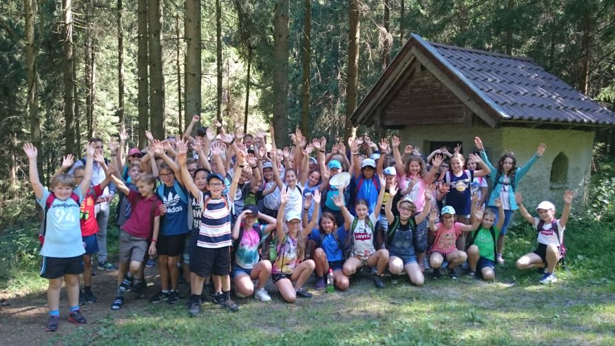 Die Klassen 5a, 5b und 5e bei der St. Bernhardskapelle