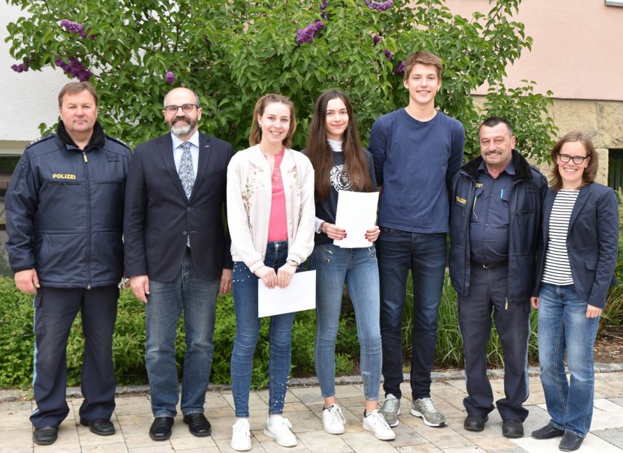 Die drei Erstplatzierten freuten sich zusammen mit Verkehrslehrerin Susanne Melichar, Schulleiter Dr. Hubert Balk und den Verkehrserziehern der Polizei Cham über ihre Geschenke.