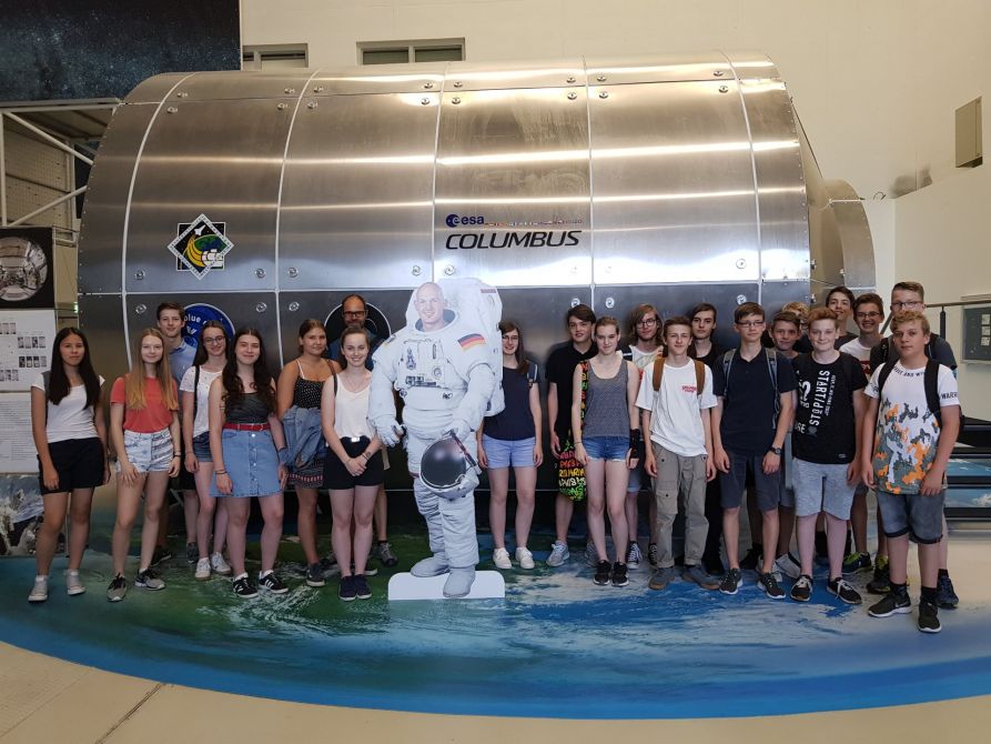 Die Schülerinnen und Schüler besuchten das Zentrum für Luft- und Raumfahrt in Oberpfaffenhofen