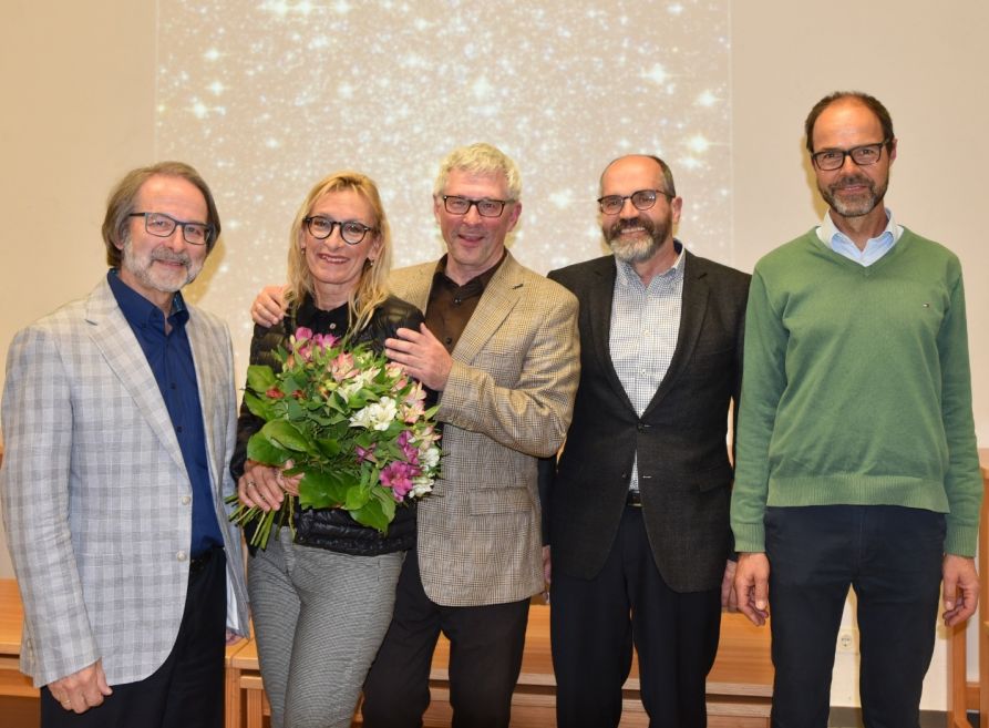 Organisator und Sternwartenbetreuer OStR Roland Kastner, Schulleiter OStD Dr. Hubert Balk, Prof. Dr. Andreas Burkert mit Gattin und Fraunhofer-Fördervereinsvorsitzender StD a. D. Christian Nowotny (v. r.) nach dem Vortrag.