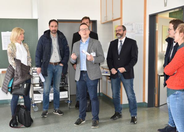 StR Uli Voith begrüßte die Gäste aus dem Berufsleben zusammen mit Schulleiter Dr. Hubert Balk