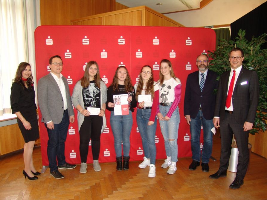 Siegerteam Bamblibee mit (v.l.) Börsenspiel-Betreuerin Laura Hehr der Sparkasse, Betreuungslehrer StR Ulrich Voit, Konstanze Zistler, Eva Aschenbrenner, Ina Gleixner, Pauline Hruby (alle 9a), Schulleiter Dr. Hubert Balk, Sparkassen-Marktbereichsdirektor Martin Wanninger