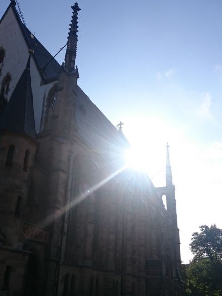 Blick auf die Thomaskirche am späten Nachmittag