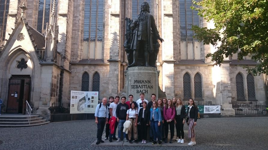 Das W-Seminar vorm Bach-Denkmal direkt an der Thomaskirche