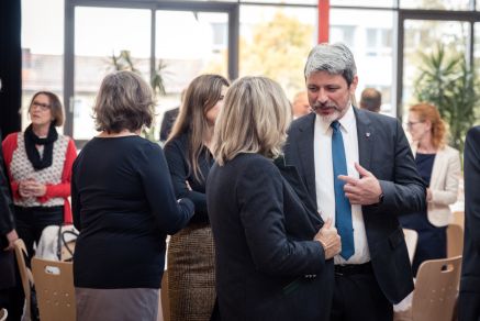 Stellvertrender Landrat, Sandro Bauer, im Gespräch mit den Gästen