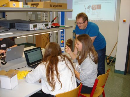 ... mit Unterstützung ihres Lehrers StR Joachim Bauer.