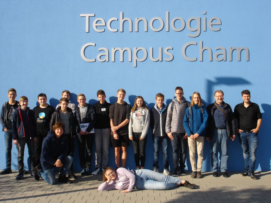 Der zweite Tag des MINT-Camps fand am Technologiecampus in Cham statt. Dort konnten sich die jungen Bastler zusammen mit dem Operativen Leiter Alexander Stöger mit Elektrotechnik und digitaler Fertigungstechnik vertraut machen.
