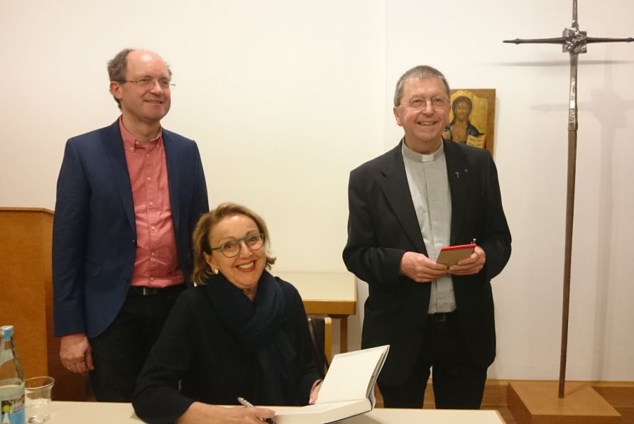 Dr. Eva Umlauf zusammen mit Michael Neuberger von der Katholischen Erwachsenenbildung und Pater Peter Renju vom Geistlichen Zentrum der Redemptoristen in Cham beim Signieren ihrer Bücher.