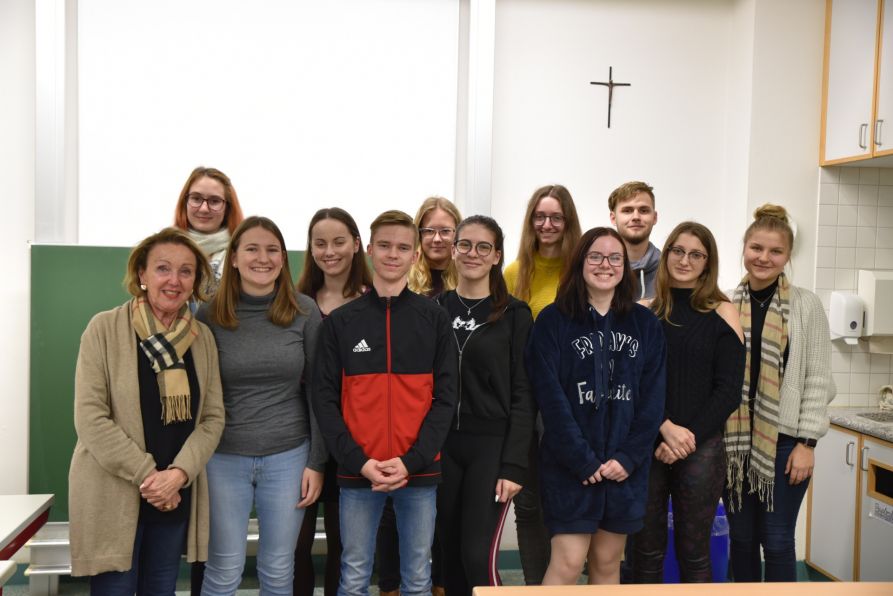 Die Schülerinnen und Schüler des Oberstufen-Seminars von Lehrerin Eva-Maria Schwarzfischer beschäftigen sich literarisch mit dem Thema der Judenverfolgung und hatten zahlreiche Fragen an die Ausschwitz-Überlebende Dr. Eva Umlauf.