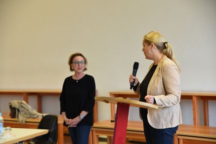 StD Sigrid Schiedermeier begrüßte Dr. Eva Umlauf am Joseph-von-Fraunhofer-Gymnasium