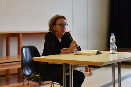 Dr. Umlauf las aus ihrem Buch und beantwortete die Fragen der Schüler.