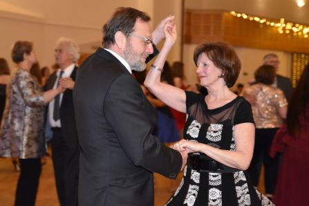 Auch zahlreiche ehemalige Lehrer wie Franz Rackl samt Frau kamen zum Fraunhoferball.