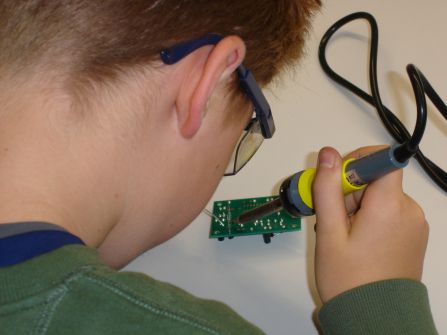 Das Löten erfordert hohe Konzentration und absolute Genauigkeit.