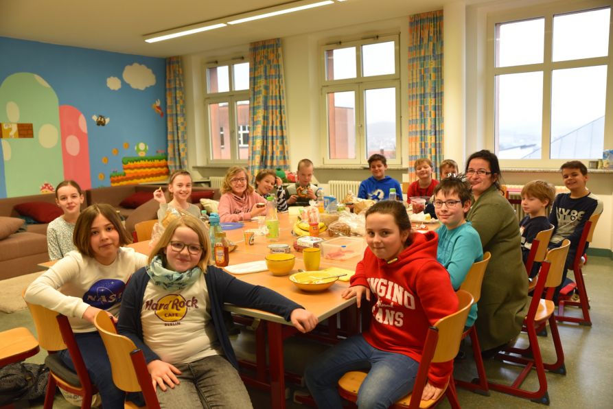 Der WOPS-Tag begann für die meisten Schülerinnen und Schüler mit einem gemeinsamen gesunden Frühstück zusammen mit dem jeweiligen Lehrer der Klasse. 