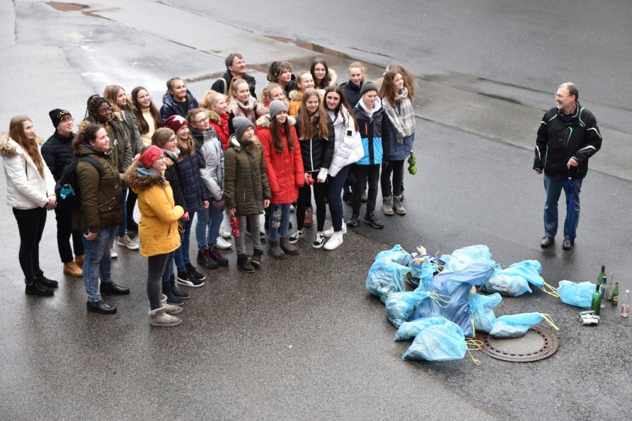 Stolz präsentierten die Achtklässler den zuvor in der gesamten Stadt gesammelten Müll.