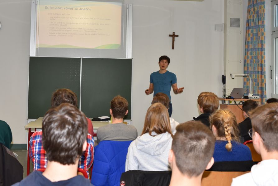 Benjamin und Fabian Eckert luden die Schülerinnen und Schüler ein, an einer 35-Tage-Challenge teilzunehmen, bei der es darum geht, das eigene Leben umweltbewusster zu gestalten.