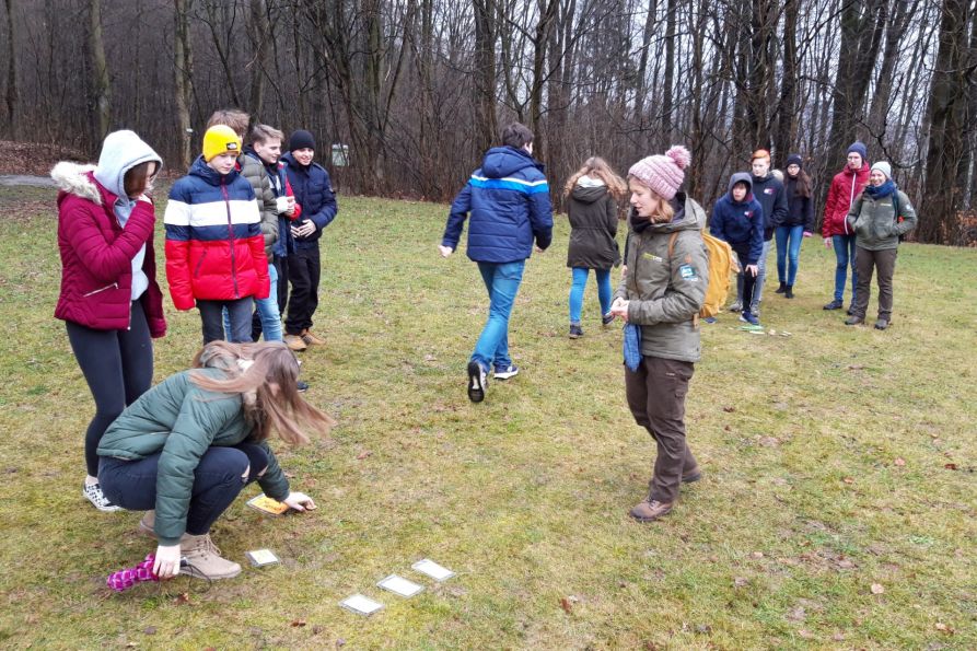 Biologin Laura Wollschläger (vorne rechts) brachte zusammen mit fünf Rangern des Naturparks Oberer Bayerischer Wald im Stadtpark den Schülern von einer anderen Seite näher, warum jeder Einzelne nachhaltiger leben sollte. 