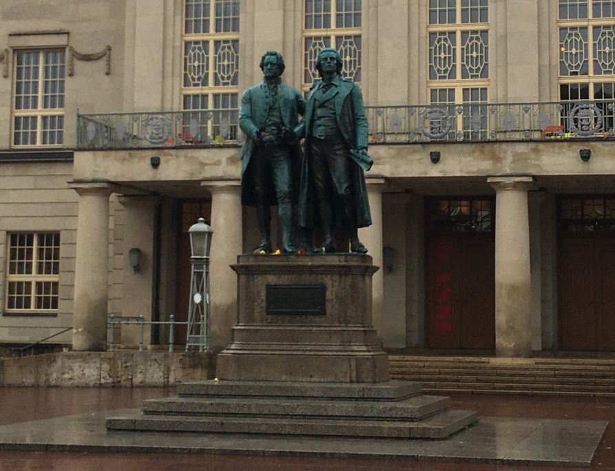 Das vom Dresdner Bildhauer Ernst Rietschel geschaffene Goethe-Schiller-Denkmal vor dem Deutschen Nationaltheater auf dem Theaterplatz in Weimar. 