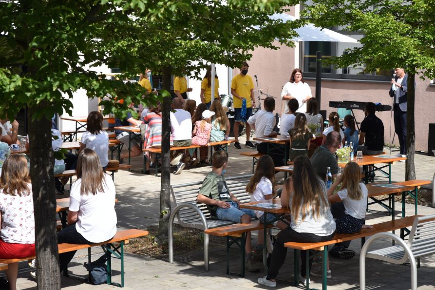 Schulleiter Uwe Mißlinger begrüßte zusammen mit dem jeweiligen Klassenleiter die neuen Schülerinnen und Schüler.