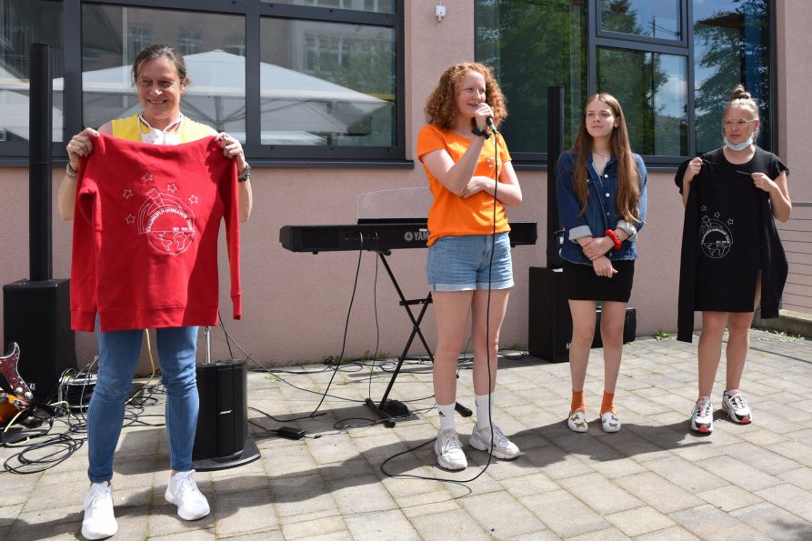Die Künstlerinnen, die das neue Logo auf der Schulkleidung entworfen hatten, präsentierten die Hoodies zusammen mit Unterstufenbetreuerin Birgit Habler. Ab Herbst wird man die neuen Pullis kaufen können.