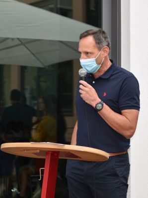 Schulleiter Uwe Mißlinger begrüßte die anwesenden Gäste und freut sich auf die Zusammenarbeit mit den neuen Pächtern.