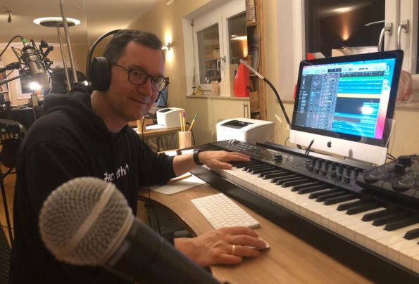 OStR Andreas Ernst ist in seinem privaten Tonstudio bestens ausgestattet und kann von hier aus Chorproben leiten und alle Filmaufnahmen bearbeiten.