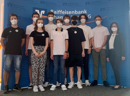 Auch die Raiffeisenbank Cham lud die Fraunhofer zu sich zum Bewerbertraining ein. Hier eine Gruppe zusammen mit Lucia Neumeier von der Raiffeisenbank.