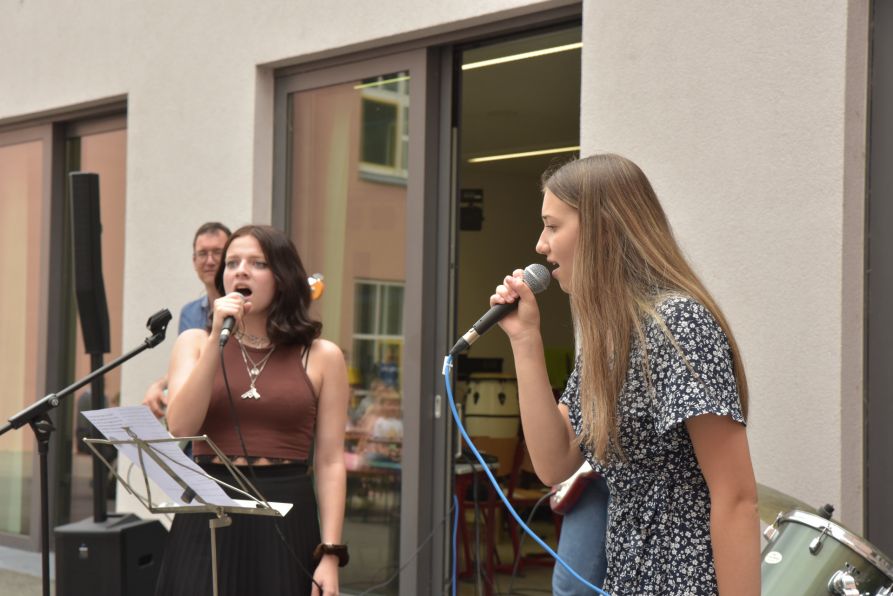 Die beiden Sängerinnen der RockSocks heizten dem Publikum mächtig ein.