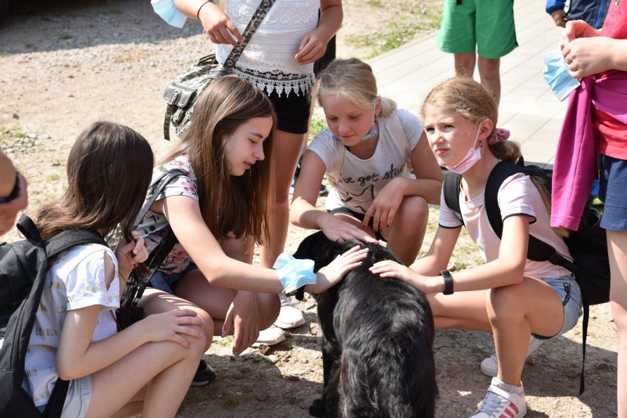 Hofhund Wastl stand sofort im Mittelpunkt und wurde von allen Seiten gestreichelt.