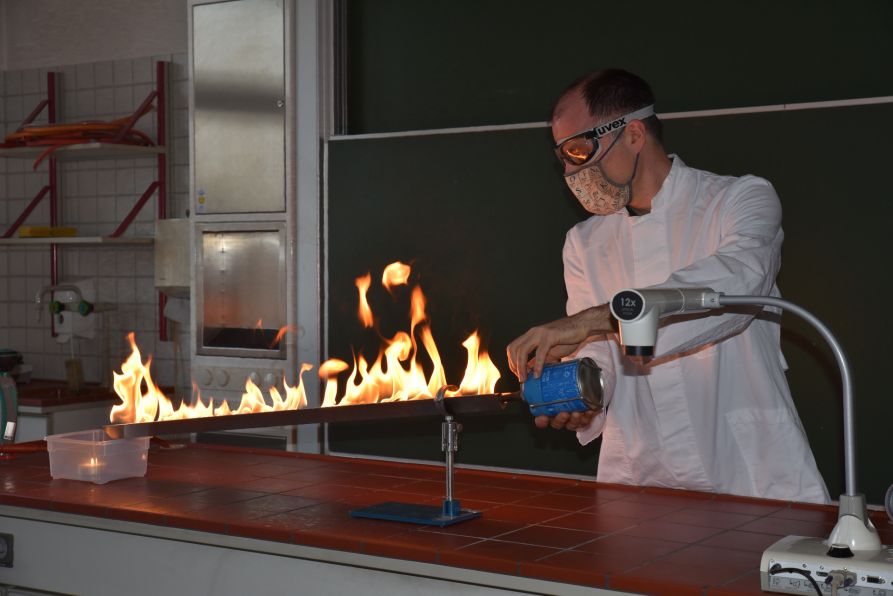 Spannend wurde es dann bei den Aufnahmen im Chemiesaal, als Dr. Thomas Scheubeck seine Experimente mit Feuer zeigte.