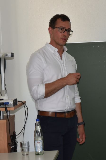 Rechtsanwalt Benedikt Kuchenreuter stellte den Bereich Jura und die Tätigkeit in einer Anwaltskanzlei vor.