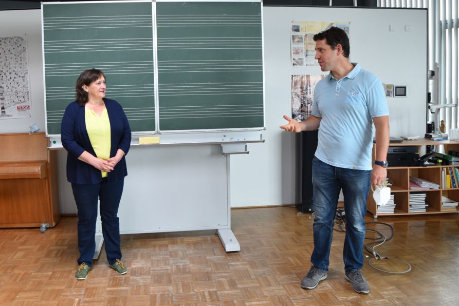 MdB Marianne Schieder zusammen mit Sozialkundelehrer Christian Luy vom Fraunhofer-Gymnasium